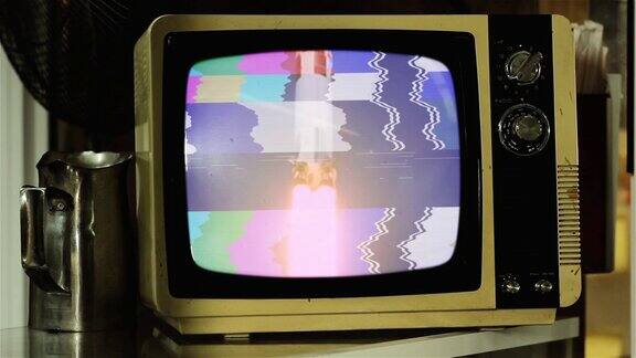 1969.美国宇航局阿波罗11号发射的历史镜头在老式复古电视上