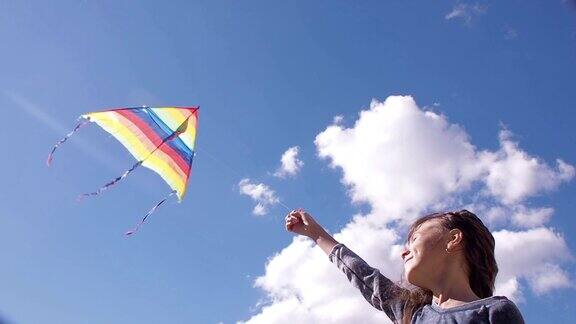快乐的童年一个拿着风筝的孩子