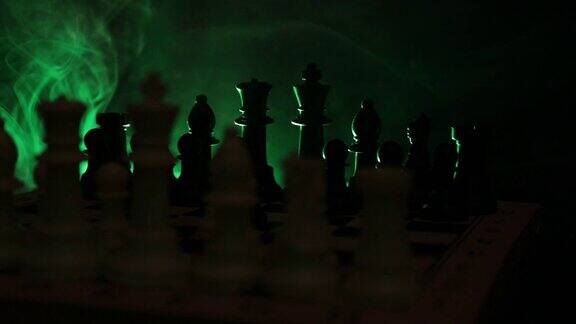 滑块棋牌游戏的经营理念和竞争理念以及战略理念象棋人物在烟雾缭绕的黑暗背景上旋转棋盘有选择性的重点
