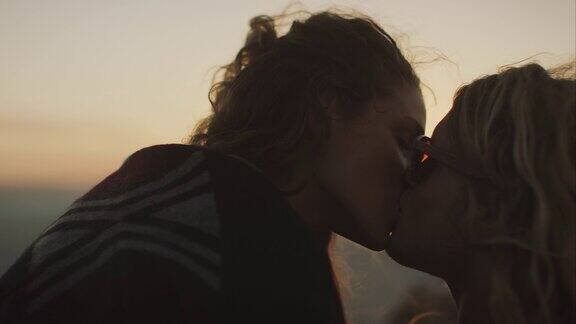 一对情侣在海滩上接吻