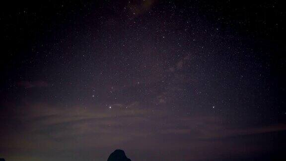 在泰国攀牙市的SametNangShe视点拍摄的夜空和星星