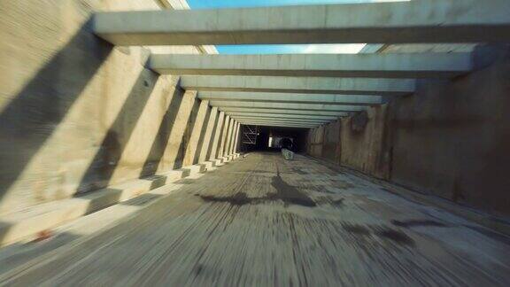 无人机第一人称视角黑暗的铁路隧道施工现场