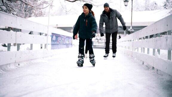 在溜冰场滑冰