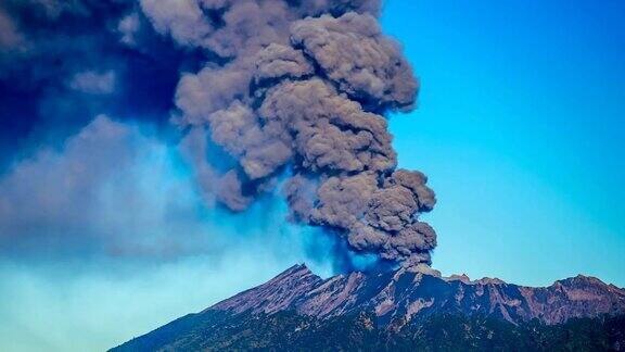 FullHD间隔拍摄火山爆发特写镜头印度尼西亚东爪哇-2015年7月25日