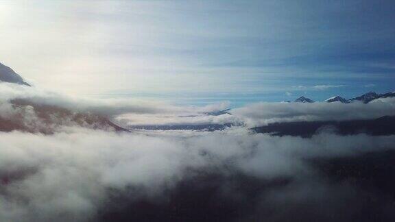 山脉上空有雾