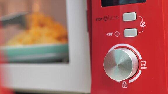 用微波炉加热食物手把米饭放在微波炉里的饭盒里用微波炉烹饪食物4k的视频