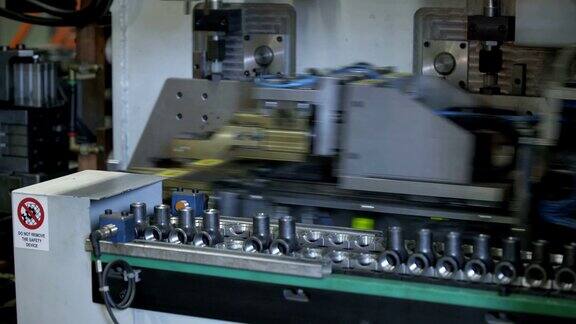 散热器制造商在散热器建筑工厂工作的机器人设备