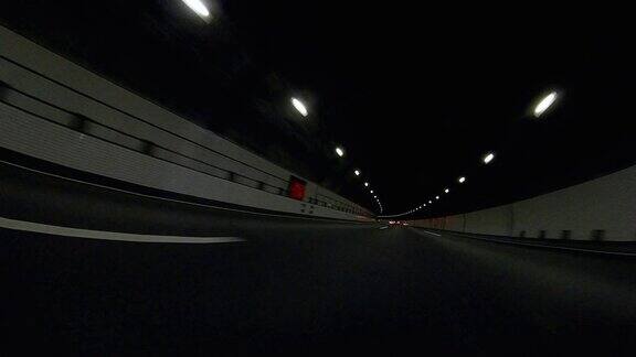 夜间在高速公路上行驶非常宽