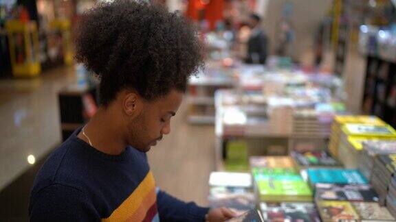 一个年轻人在商场的书店里
