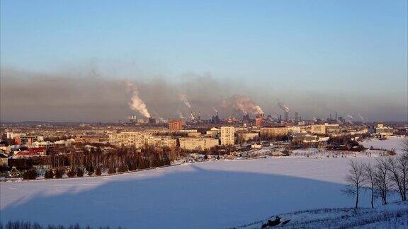 随着时间的推移城市景观与吸烟的冶金厂冬天
