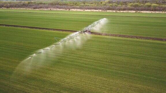 无人机拍摄的农用拖拉机向农田喷洒农药