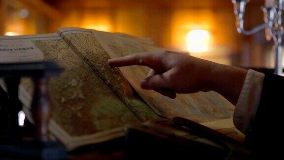 中世纪的人在研究古老的地图