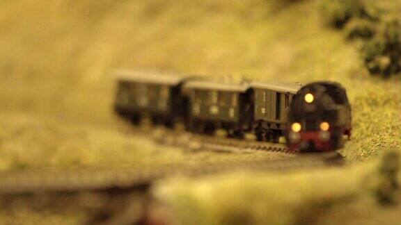 高速公路上老式蒸汽火车模型的宏