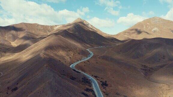 新西兰林迪斯帕斯山区沙漠的高速公路