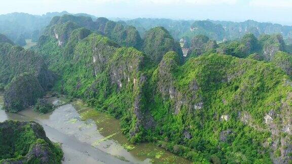 宁平地区鸟瞰图董安潭Coc旅游景点联合国教科文组织世界遗产风景秀丽的河流爬过喀斯特山脉在越南旅游目的地