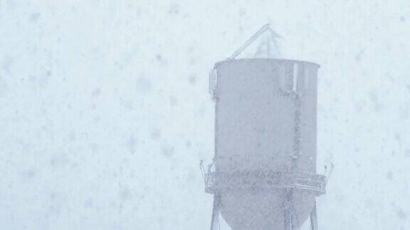 在暴风雪的慢动作水塔