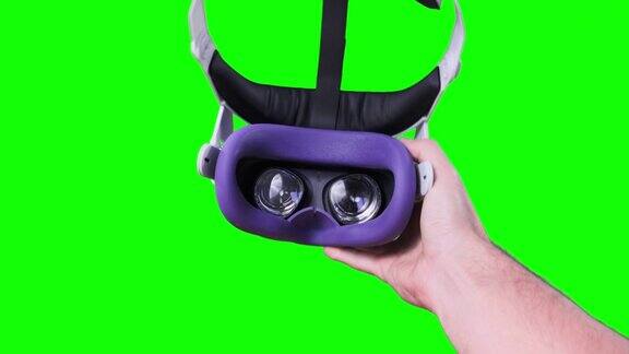 男子戴上VR头盔透明背景视角绿色屏幕