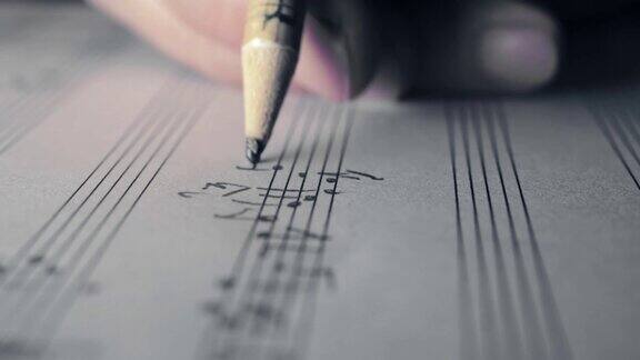 音乐写作:音乐家用铅笔创作的特写镜头:五线谱钥匙