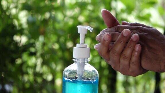 妇女用酒精凝胶洗手预防冠状病毒感染