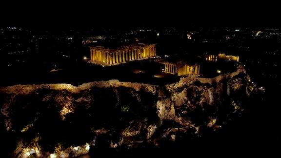 航拍夜间的雅典卫城和帕台农神庙雅典历史中心