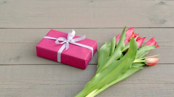 包装精美的礼物和桌上的鲜花