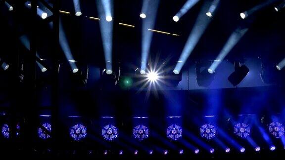 舞台上一排LED灯