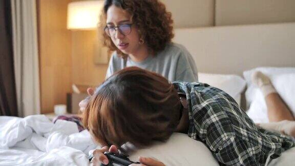 两个青少年在他们的房间里玩电子游戏