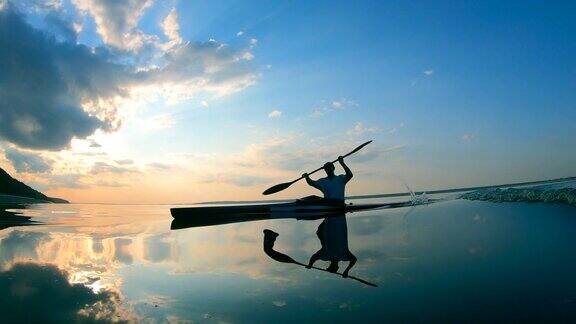 日落湖上有一只雄划桨者正在游过