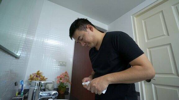4K视频男人们早上在家里的浴室里刷牙