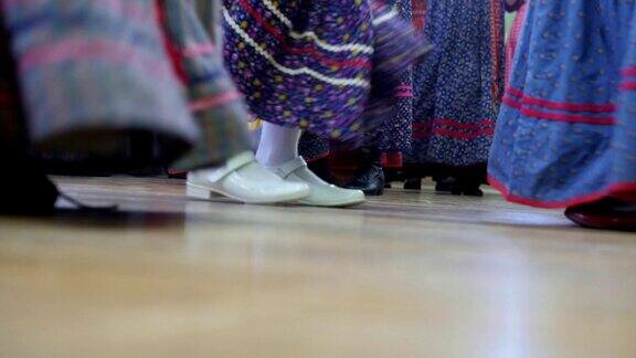俄罗斯民族舞蹈女孩们穿着民族服装跳舞