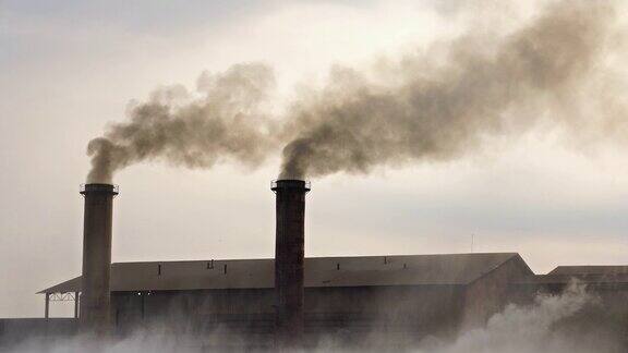 工业和污染4K镜头的烟囱工厂在农村晚上的时间放大效果工业和污染