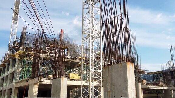 施工现场混凝土柱用起重机、工具和钢筋建造摩天大楼