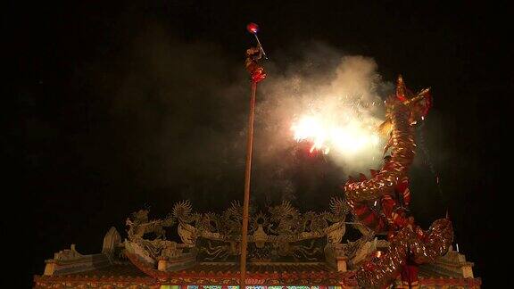 在中国农历新年的晚上舞龙和烟花表演