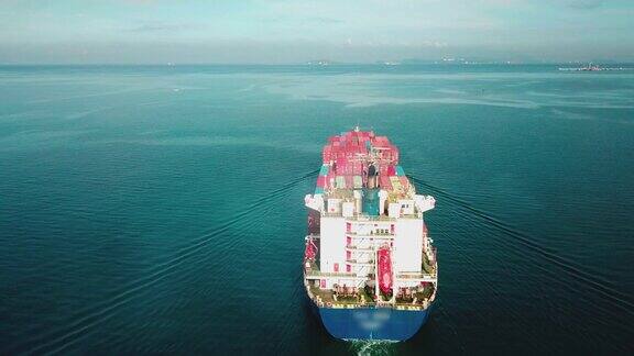 航拍一艘集装箱船在海上出口运输