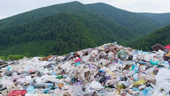 来自家庭的垃圾在垃圾填埋场泰国倾倒场的垃圾处理