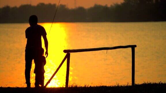 4K:父亲和儿子在日落钓鱼