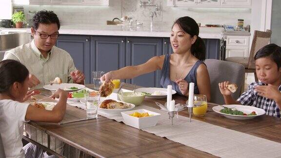 家庭在家里一起吃饭在R3D拍摄