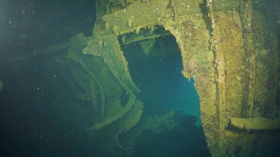 在Truk群岛水下世界的沉船中潜水
