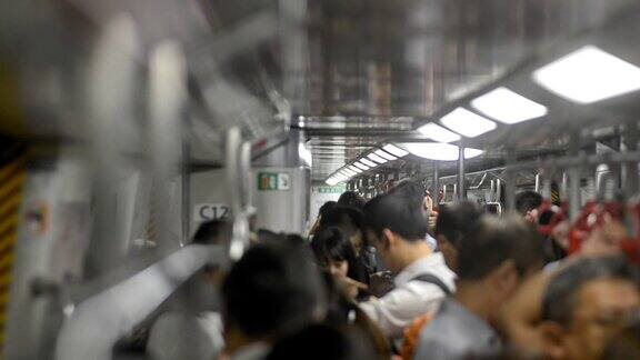 在香港机场的地铁里一群不知名的亚洲人