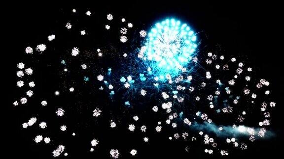 节日的烟花在庆祝活动中在夜空中爆炸