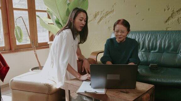 亚洲保险代理人为老年成年客户介绍人寿保险的细节