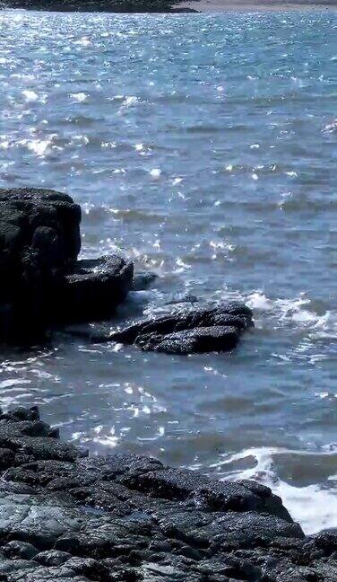 阳光明媚的春日海浪拍打着岩石