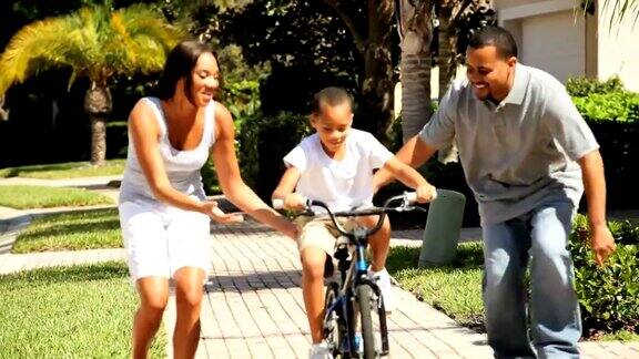 年轻的民族男孩练习骑自行车