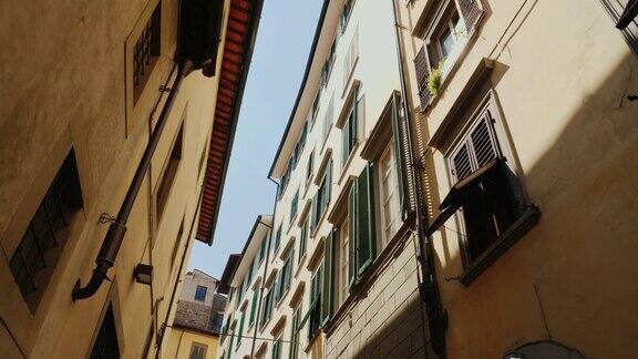 斯坦尼康镜头:在佛罗伦萨的历史部分一条原始的狭窄街道和老房子