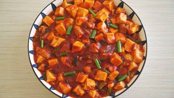 麻婆豆腐传统的四川菜用丝豆腐和碎牛肉用辣椒油和花椒混合而成的麻辣味亚洲菜式