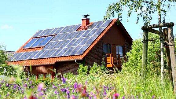 带有太阳能板的房屋