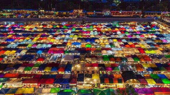 夜市上挤满了行人(Ratchada火车夜市)