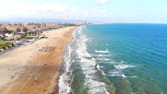 西班牙巴伦西亚海滩鸟瞰图巴伦西亚海滩上空的无人机旅游城市的景色