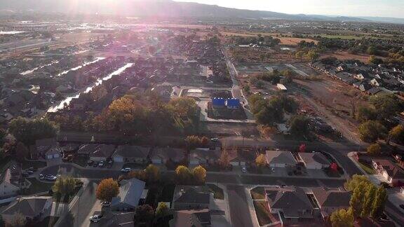 秋季盐湖城地区美国中产阶级住宅区向下看