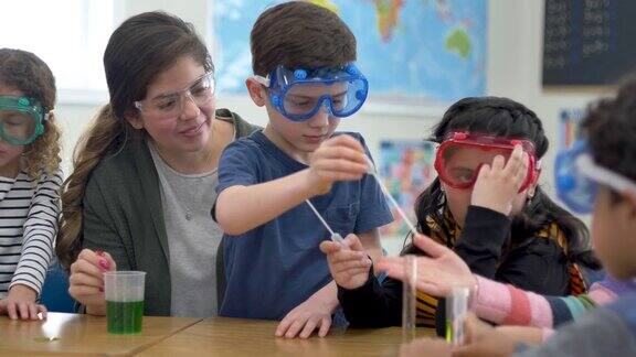 老师和学生在教室里做化学实验